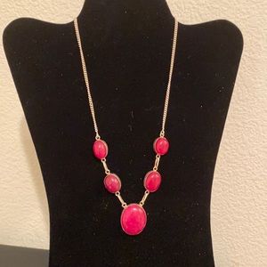 Fashion necklace with dark pink stones.